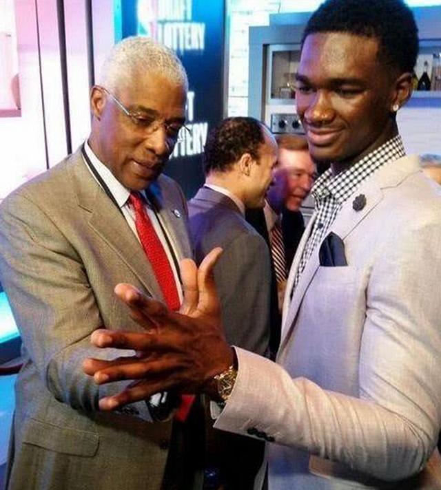 图片报：因极端球迷大规模燃放烟火，拜仁将面临欧足联的处罚（极端球迷大规模燃放烟火，拜仁恐遭欧足联处罚）