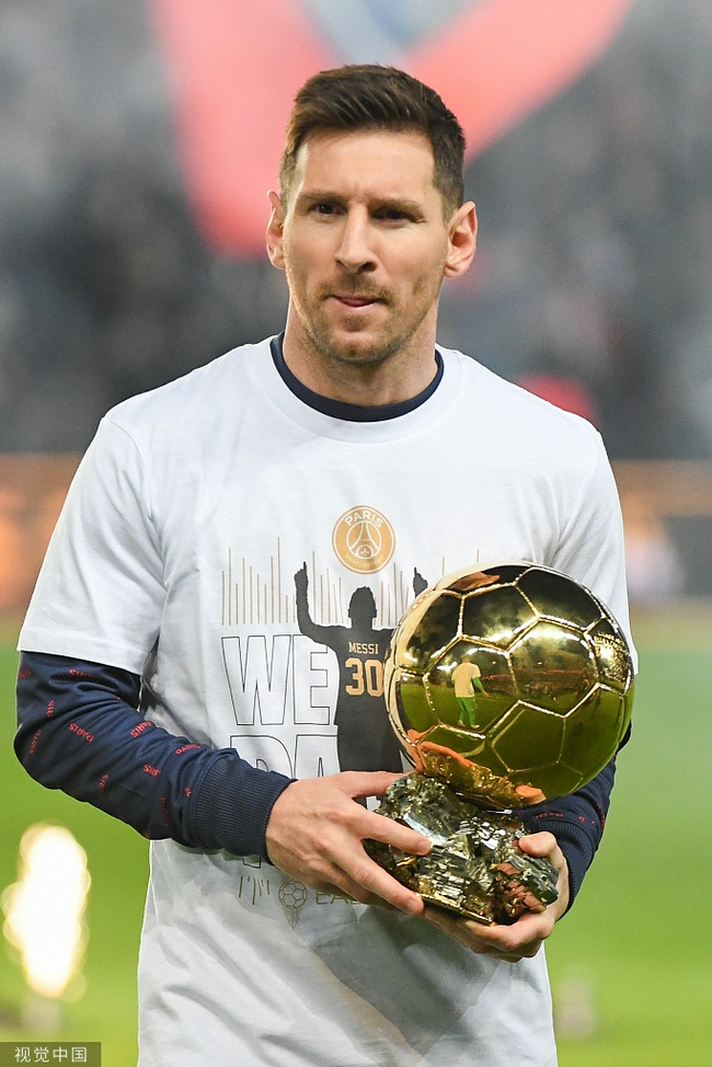 李帅与海港球迷同庆：尊敬的四星球迷，冠军是我们一起拿到的（李帅携海港球迷同欢：向四星拥趸致敬，冠军由我们共同捧起）