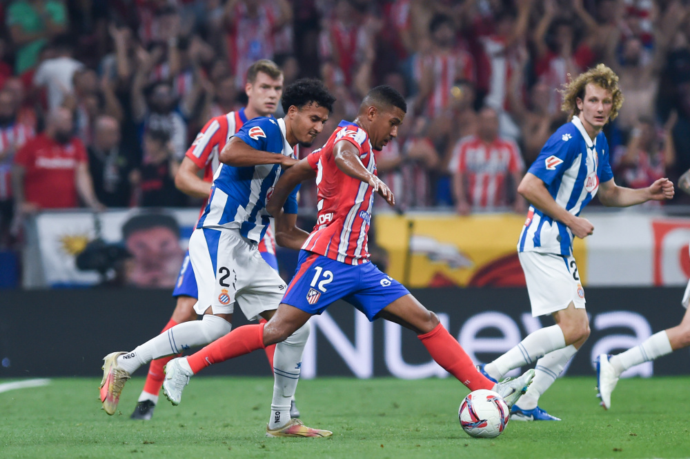 186场追平内马尔，阿劳霍升至巴萨队史拉美球员出场榜第十（阿劳霍第186场追平内马尔，跻身巴萨拉美球员出场榜第十位）