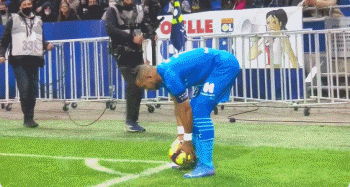 斯基拉：安古伊萨左大腿股二头肌严重撕裂，预计将缺阵40天（斯基拉：安古伊萨左大腿股二头肌重度撕裂，预计缺席约40天）