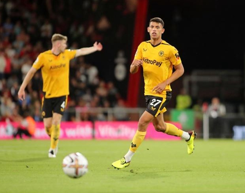 回顾纽卡2-2切尔西判罚争议：VAR手动划线、查洛巴撞倒戈登未判点（回看纽卡2-2切尔西判罚风波：VAR人工划线，查洛巴撞翻戈登未判点球）