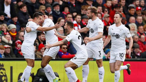 巴塞罗那主帅帕斯夸尔：与球迷共庆胜利，第三节表现辉煌（巴萨主帅帕斯夸尔：第三节大爆发，与球迷同庆胜利）