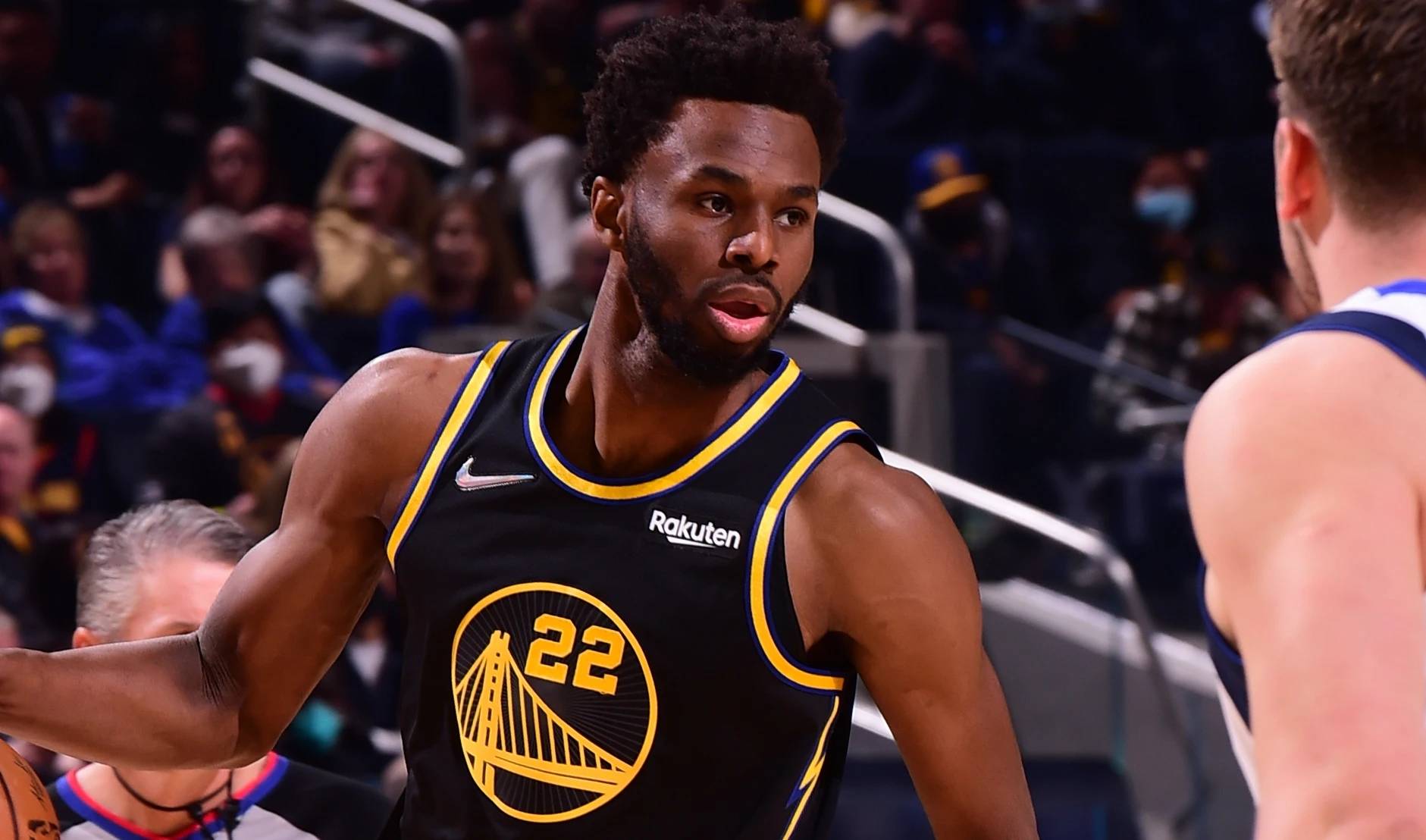 攻防一体！霍姆格伦半场11中8高效砍16分5板1助1帽 得分全队最高（攻守兼备！霍姆格伦半场11投8中砍下16分5板1助1帽 领跑全队得分）