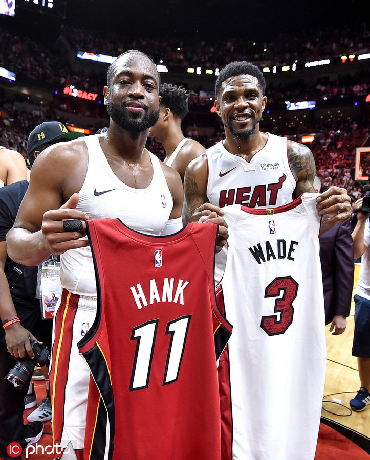 篮球勇士老将续约一年，球迷大呼：值得（勇士与老将再续一年，球迷直呼太值了）