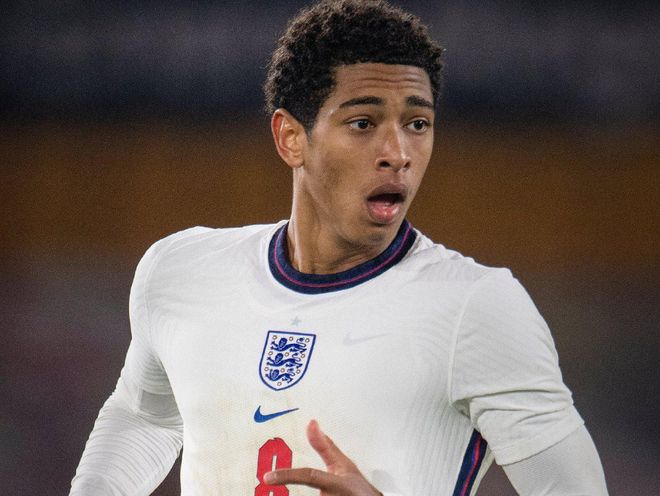 巴萨2026-27赛季复古球衣曝光：黑色主色调，青绿色粉色渐变条纹（巴萨2026／27赛季复古球衣曝光：主打黑色，青绿粉渐变条纹）