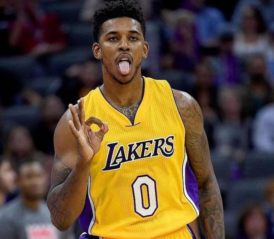 队记：斯玛特因背部伤势，将缺席今天对阵独行侠的比赛（队记者称斯玛特背伤将缺席今日战独行侠）