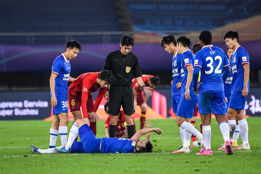 中超赛场争议判罚：VAR判罚引发热议,（中超争议判罚风波：VAR决定引发热议）