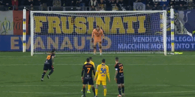 郎才女貌！英媒：库尔图瓦携妻子参加颁奖典礼，后者闪耀全场（英媒：库尔图瓦携妻亮相颁奖礼，太太光彩夺目）