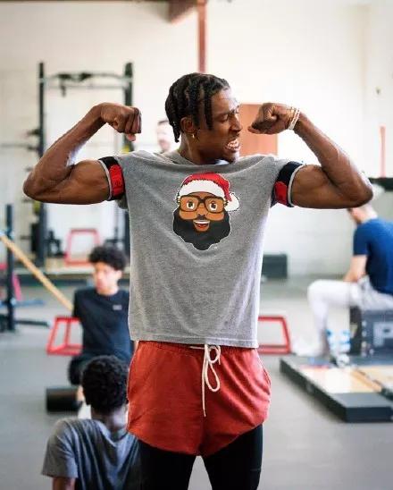 英乙球队连续两辆大巴爆胎，最终全队打车前往客场（英乙队两辆大巴相继爆胎，全队改乘出租车赴客场）