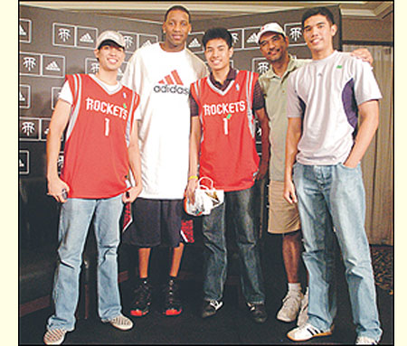 王鹤棣见老师落泪后调皮盖帽（老师落泪后，王鹤棣顽皮来个盖帽）