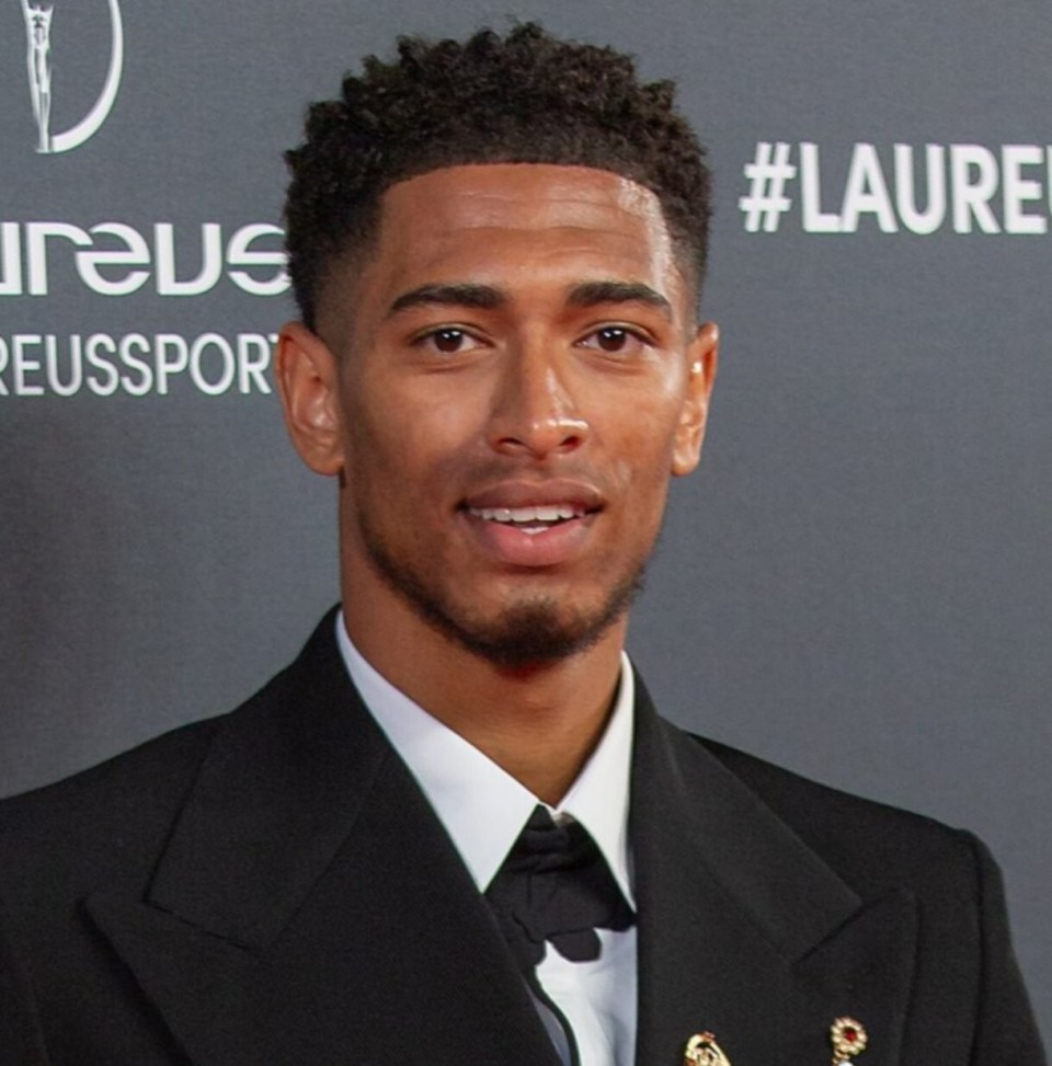 有趣！狄龙偷偷趁机和詹姆斯击掌（有趣一幕：狄龙悄悄趁机与詹姆斯击掌）