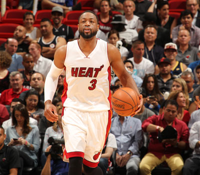 窒息防守！卡森·华莱士逼抢生断一个 可惜维金斯空接超时了（铁血防守！卡森·华莱士逼抢断球，维金斯空接因超时判无效）