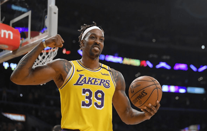 湖人队再现昔日辉煌，狂抢24个前场板创佳绩（湖人再现辉煌，豪夺24个前场篮板缔造佳绩）