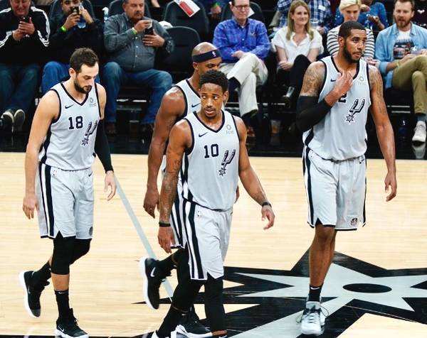 篮球湖人球员训练中展现惊人弹跳（湖人球员训练场上展现超强弹跳）