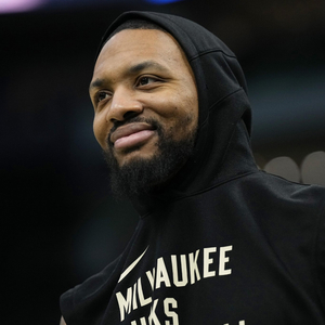 心系老东家，维尼修斯晒穿达尼洛弗拉门戈13号球衣打游戏（维尼修斯致敬旧主：穿达尼洛弗拉门戈13号球衣打游戏）