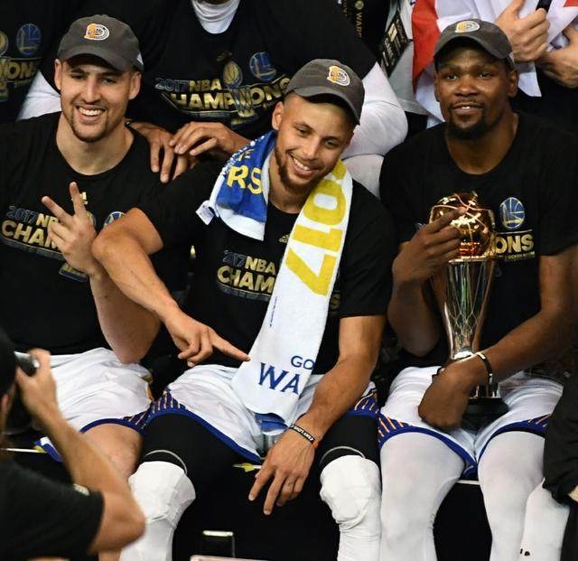 正随巴西在枪手基地训练，维尼修斯与多名阿森纳青训球员合影（维尼修斯随巴西队在阿森纳基地训练，并与多位枪手青训小将合影）