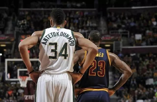 敢放我不是？奥科吉左右底角+45度开弓连中3记三分！火箭11-0反超（还敢放空我？奥科吉左右底角与45度连中三记三分，火箭打出11-0攻势反超）