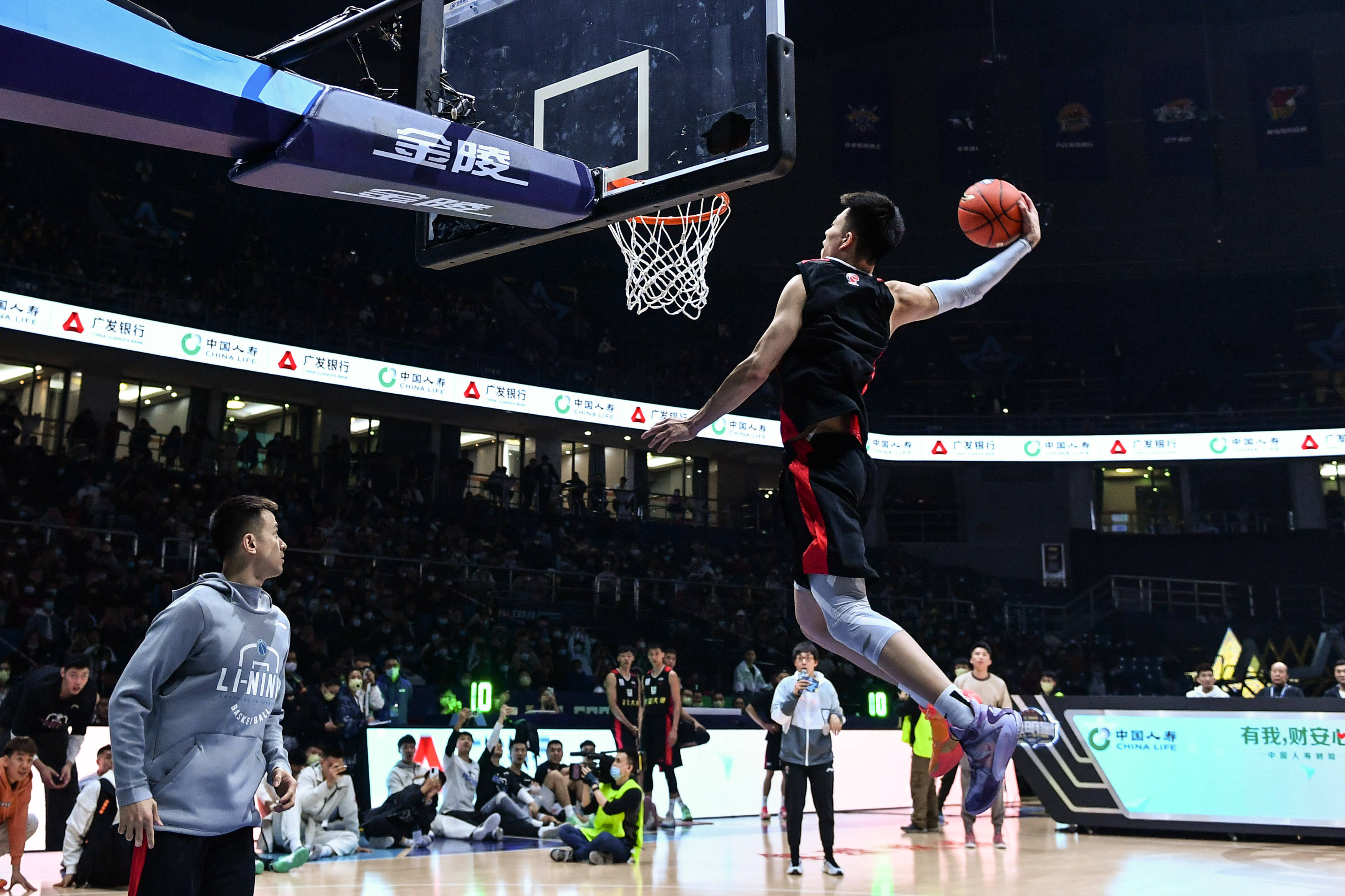 能否说明问题？74611人现场观看英格兰女足vs中国女足热身赛（英格兰女足vs中国女足热身赛吸引74611人到场，这个数字说明了什么？）